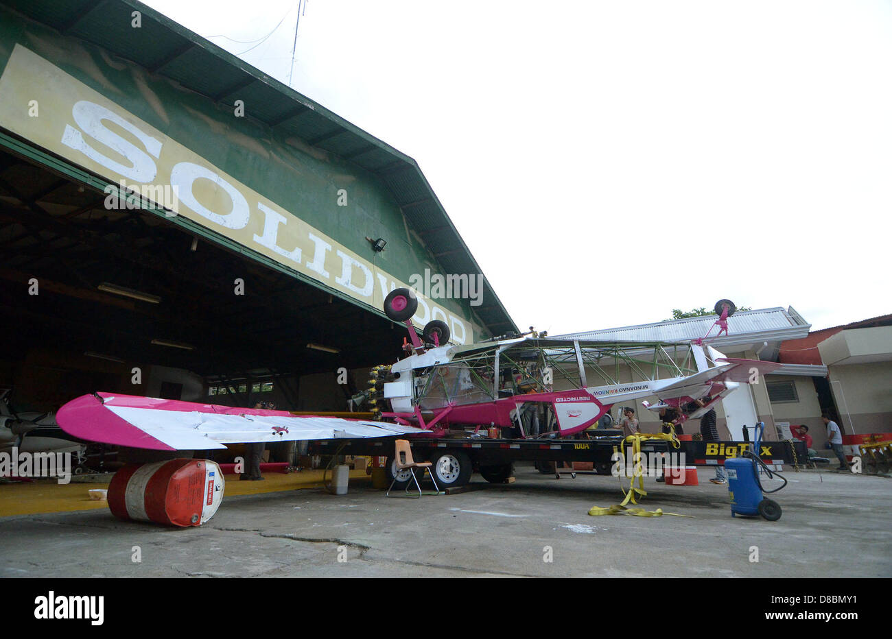 Davao City, Philipppines Meridionale, 24 maggio 2013. È andato in crash aereo Cessna è fissare dai tecnici dell'aviazione all'interno di Mactan Aviation hangar, Davao City, Philipppines Meridionale, 24 maggio 2013. Un aereo Cessna pilotato da Capt. Jose Bugarin si è schiantato la mattina presto in pista di Davao Aeroporto Internazionale di cause da altitudine insolita durante la fase di decollo. Foto Stock