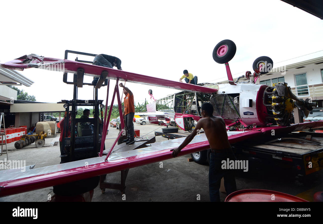 Davao City, Philipppines Meridionale, 24 maggio 2013. È andato in crash aereo Cessna è fissare dai tecnici dell'aviazione all'interno di Mactan Aviation hangar, Davao City, Philipppines Meridionale, 24 maggio 2013. Un aereo Cessna pilotato da Capt. Jose Bugarin si è schiantato la mattina presto in pista di Davao Aeroporto Internazionale di cause da altitudine insolita durante la fase di decollo. Foto Stock