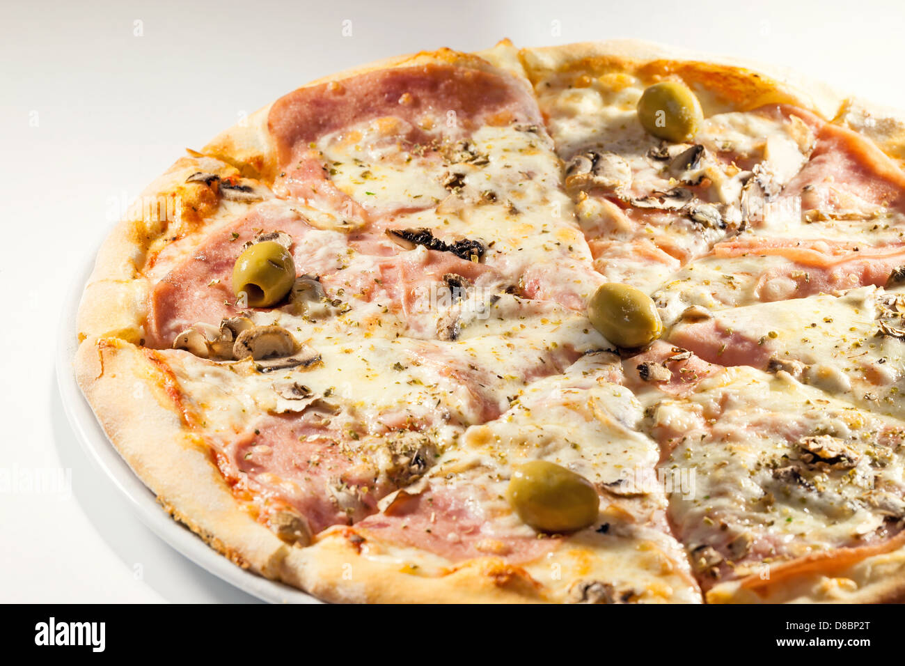 Pizza chiamato Margarita, stile classico, appena Hum, il formaggio e le olive come ingredienti, studio isolato. Foto Stock