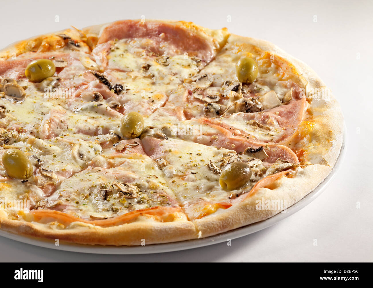 Pizza chiamato Margarita, stile classico, appena Hum, il formaggio e le olive come ingredienti, studio isolato. Foto Stock