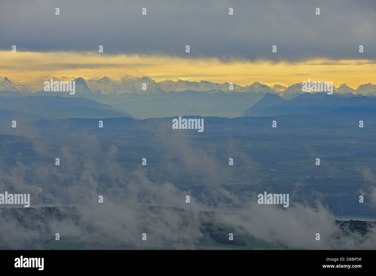 Alpi svizzere come si vede dal vertice del Chasseral su un nuvoloso giorno nella luce dorata Foto Stock