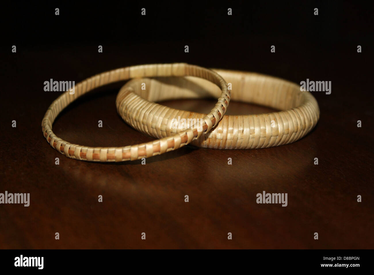 L'immagine presenta bracciali in paglia fatti a mano, spesso realizzati utilizzando semplici tecniche di tessitura. Questi accessori ecologici sono popolari per il loro aspetto naturale e sono comunemente indossati in stile casual o bohémien. Foto Stock