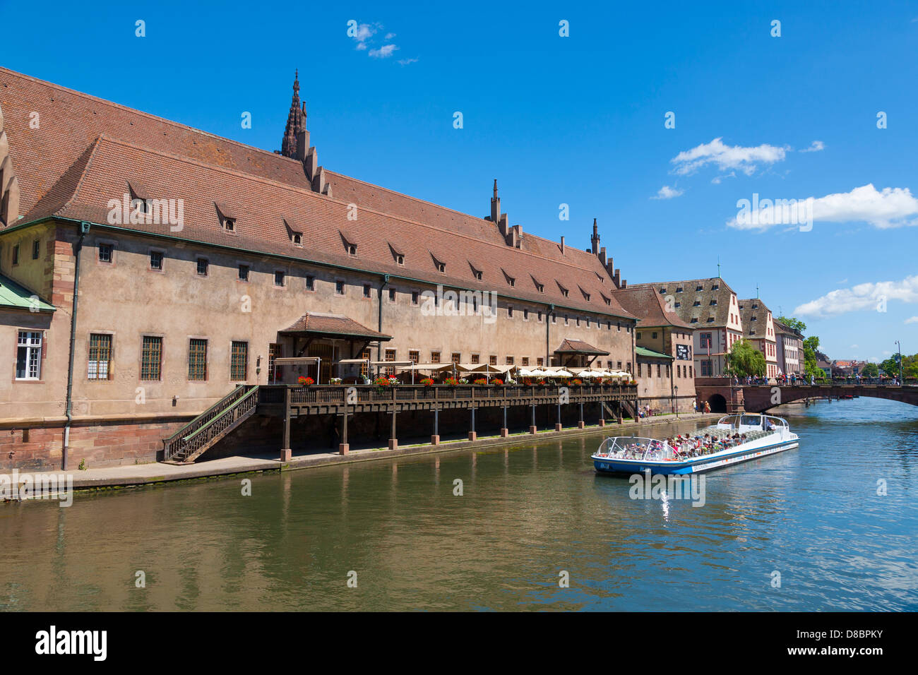 Batorama escursioni turistiche in barca sul fiume Ill e torna l'Ancienne Douane di Strasburgo,Alsaze,Francia Foto Stock