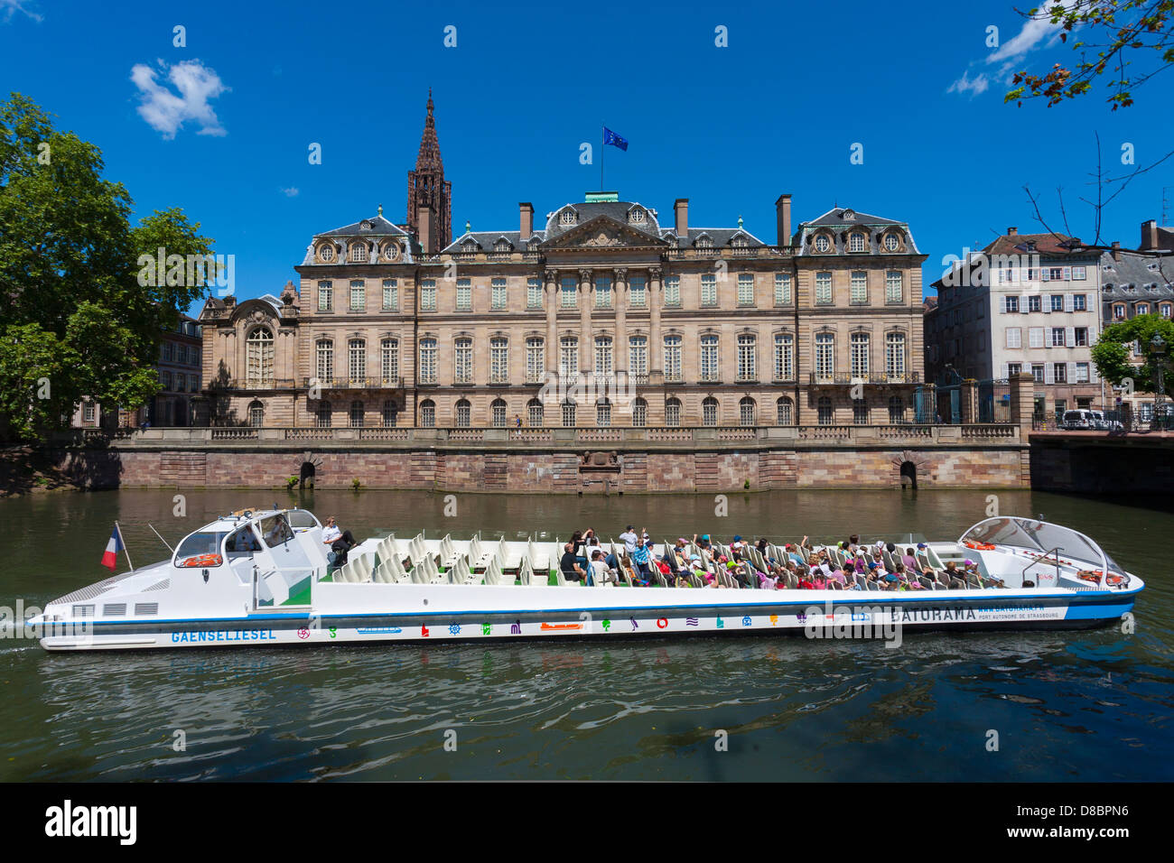 Imbarcazione turistica sul fiume Ill in background il Palais Rohan e la Cattedrale di Notre Dame a Strasburgo, Alsazia, Francia, Europa Foto Stock