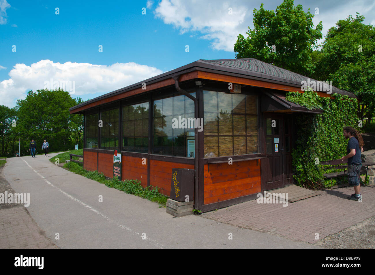 Il cafe bar sulla sommità della collina Parukarka park Zizkov quartiere città di Praga Repubblica Ceca Europa Foto Stock