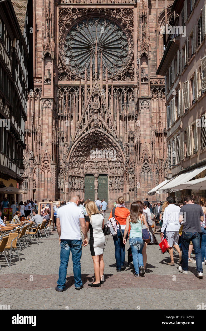 Vista sulla Rue Merciere alla facciata della Cattedrale di Notre Dame Strasburgo Alsace Francia Europa Foto Stock