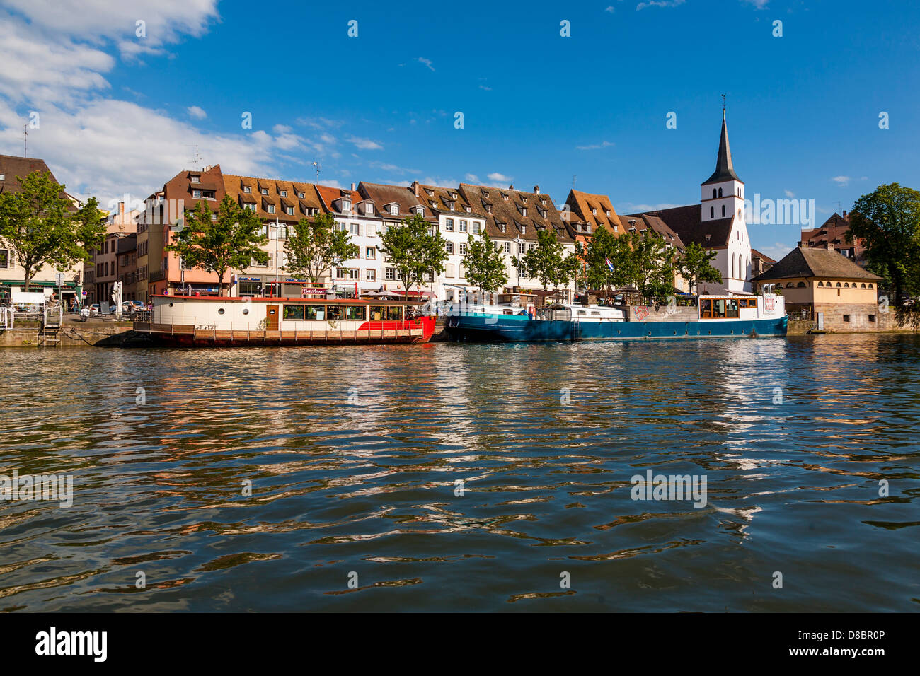 Quai des Pecheurs, pescatori quay con chiatte sul fiume Ill e waterfront case Strasburgo Alsace Francia Europa Foto Stock