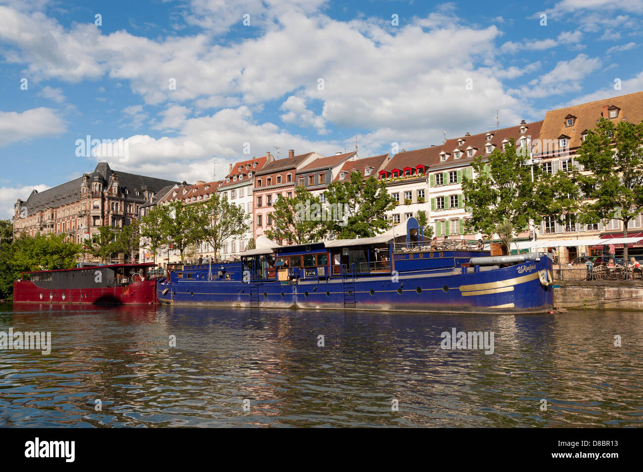 Quai des Pecheurs, pescatori quay con chiatte sul fiume Ill e waterfront case Strasburgo Alsace Francia Europa Foto Stock