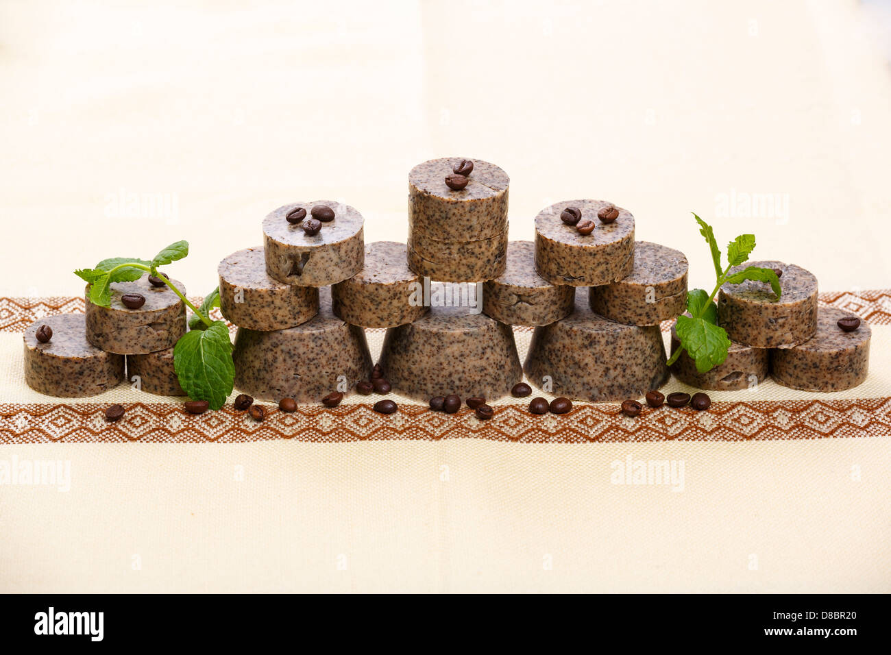 Pila di handmade aromatizzati saponette con i chicchi di caffè verde e foglie di lavanda. Foto Stock