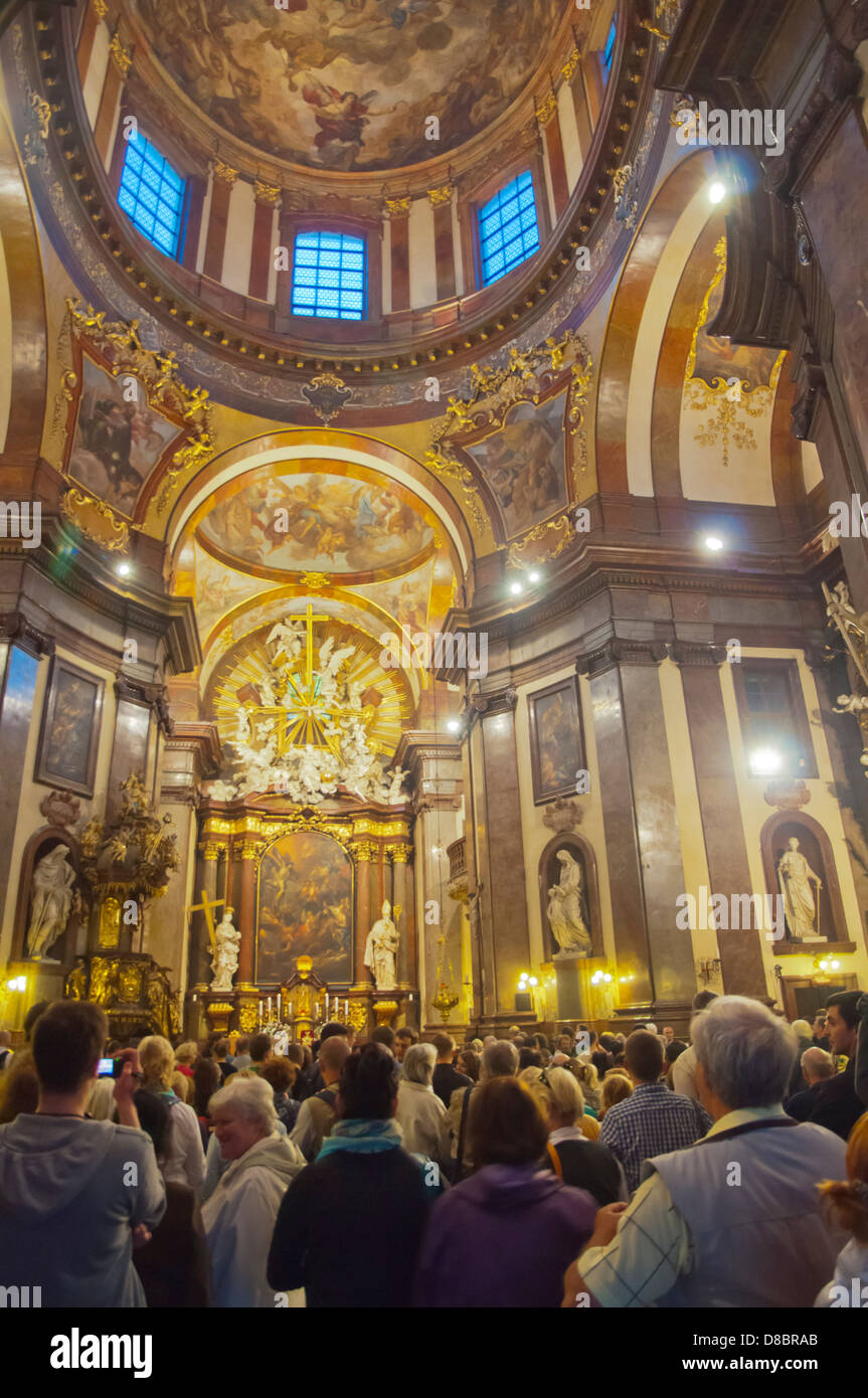 Sv Frantisek z Assisi in stile barocco interno chiesa di San Francesco di Assisi a Krizovnicke Namesti Piazza Città Vecchia Praga Foto Stock