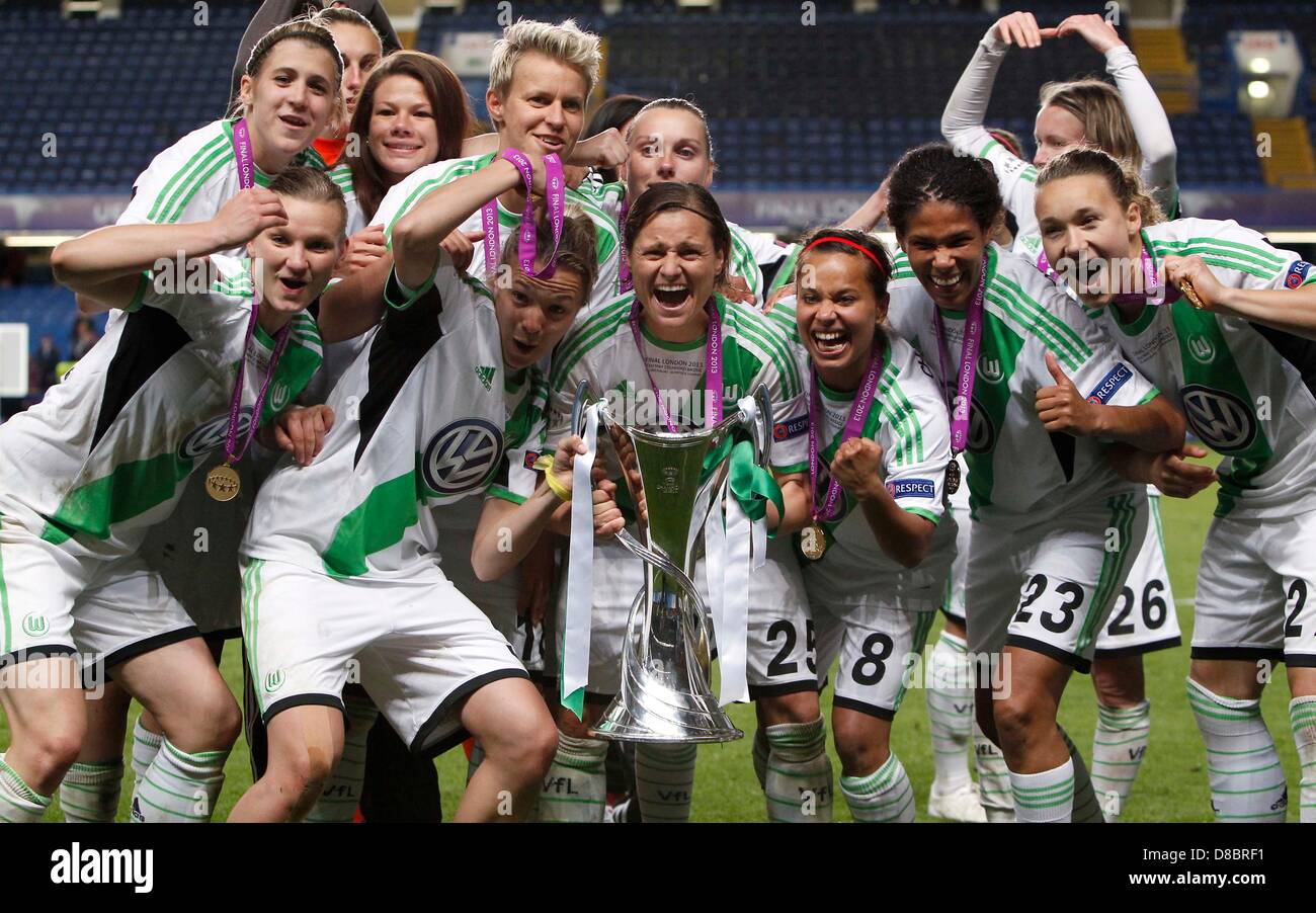 Wolfsburgs Martina Müller (M) e team celebrare la vittoria, la vittoria della coppa durante la finale di Champions League tra il VFL Wolfsburg e Olympique Lione, Stamford Bridge di Londra il 23 maggio., 2013. Foto Stock