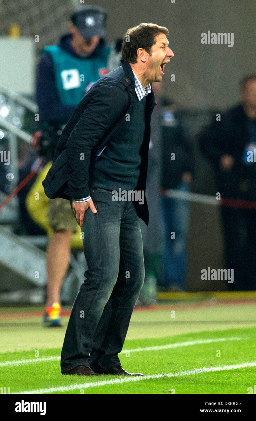 Hoffenheim's head coach Franco Foda gesti istruzioni ai suoi giocatori sul campo durante la Bundesliga partita di calcio tra 1899 Hoffenheim e 1FC Kaiserslautern in Sinsheim, Germania, 23 maggio 2013. Foto: Uwe Anspach Foto Stock