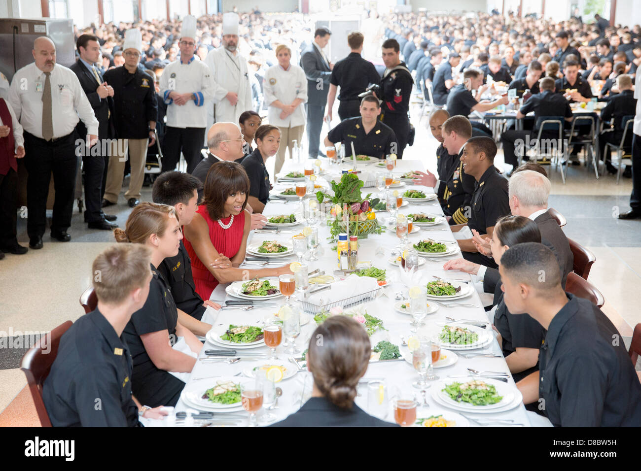 Noi la First Lady Michelle Obama ha il pranzo con aspiranti guardiamarina in King Hall presso l'Accademia Navale degli Stati Uniti Aprile 17, 2013 in Annapolis, MD. Foto Stock