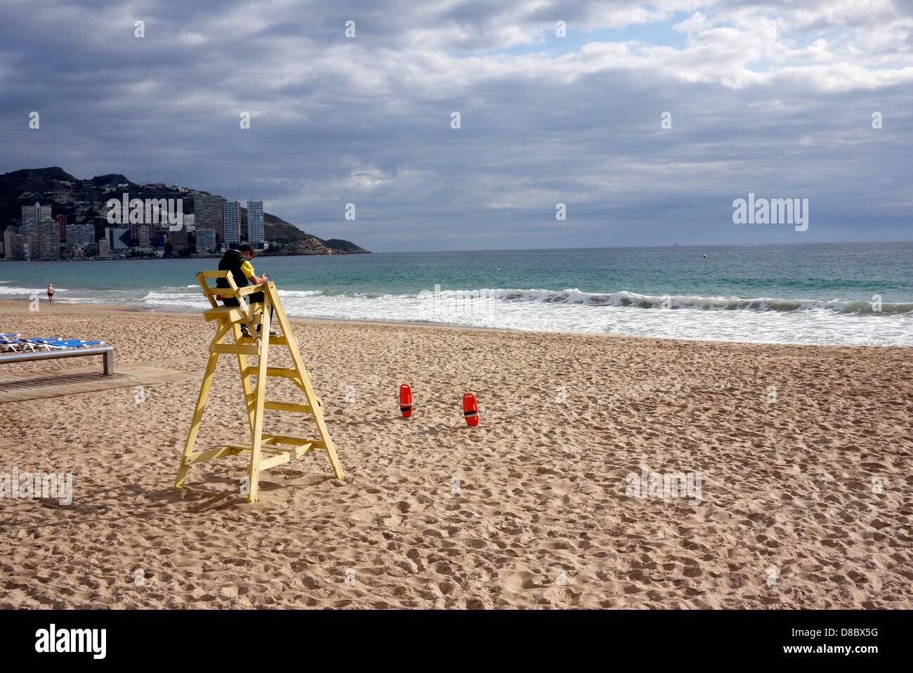 La vita di protezione su una spiaggia tranquilla nel dicembre Benidorm Spagna Foto Stock