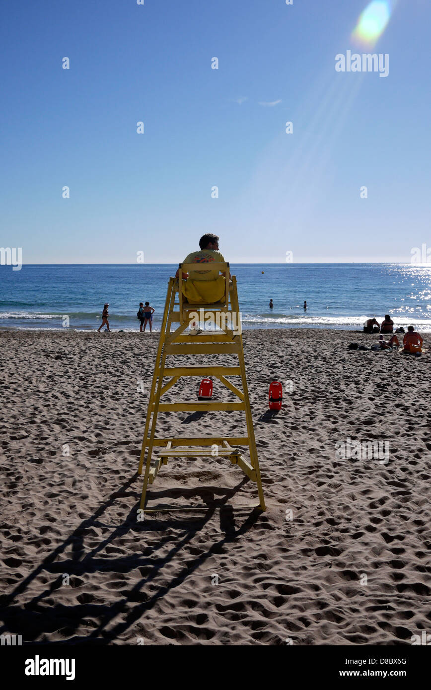 La vita di protezione su una spiaggia tranquilla nel dicembre Benidorm Spagna Foto Stock