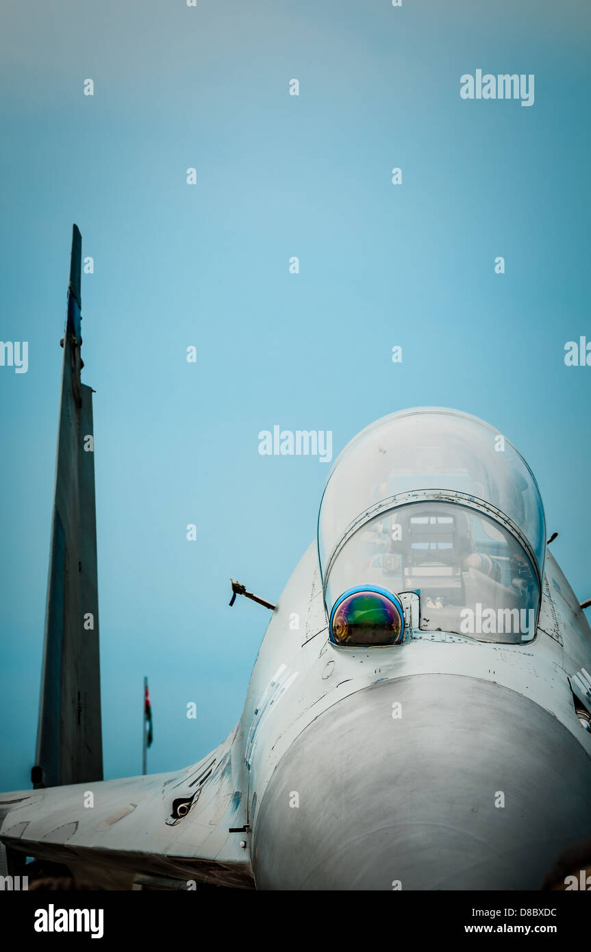 Vista ravvicinata di russo da combattimento aereo sullo sfondo del cielo in tempesta. Svuotare il cockpit del piano militare. Sicurezza e difesa Foto Stock