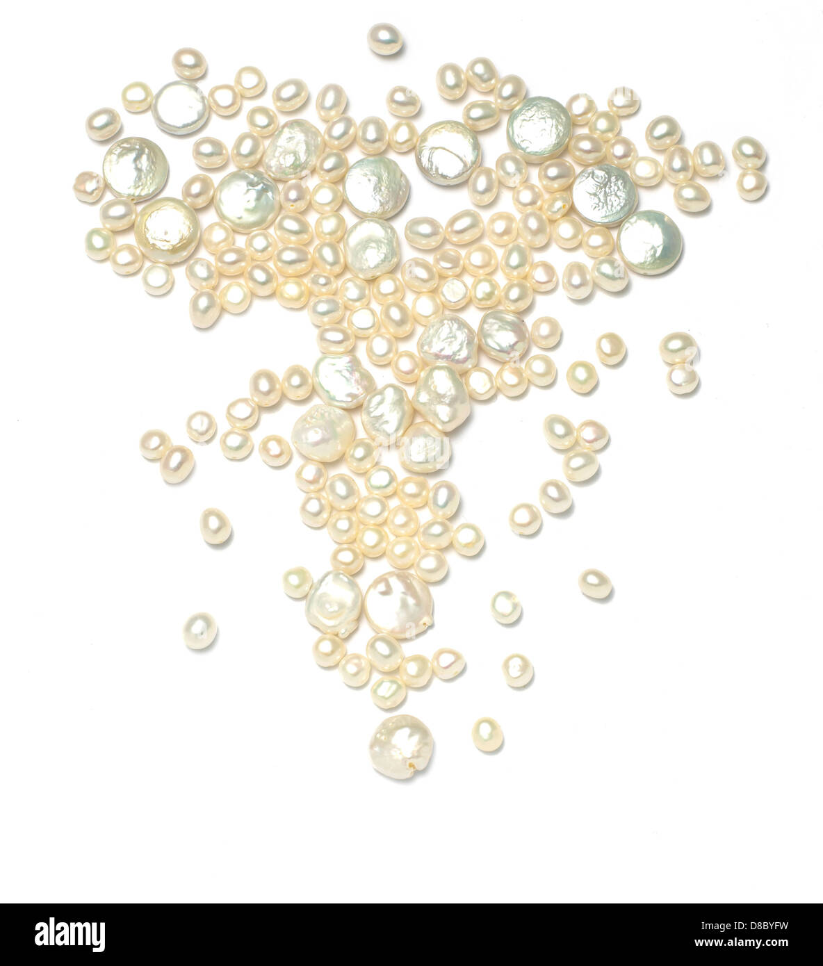 Pila di perle oro ritagliato su uno sfondo bianco Foto Stock