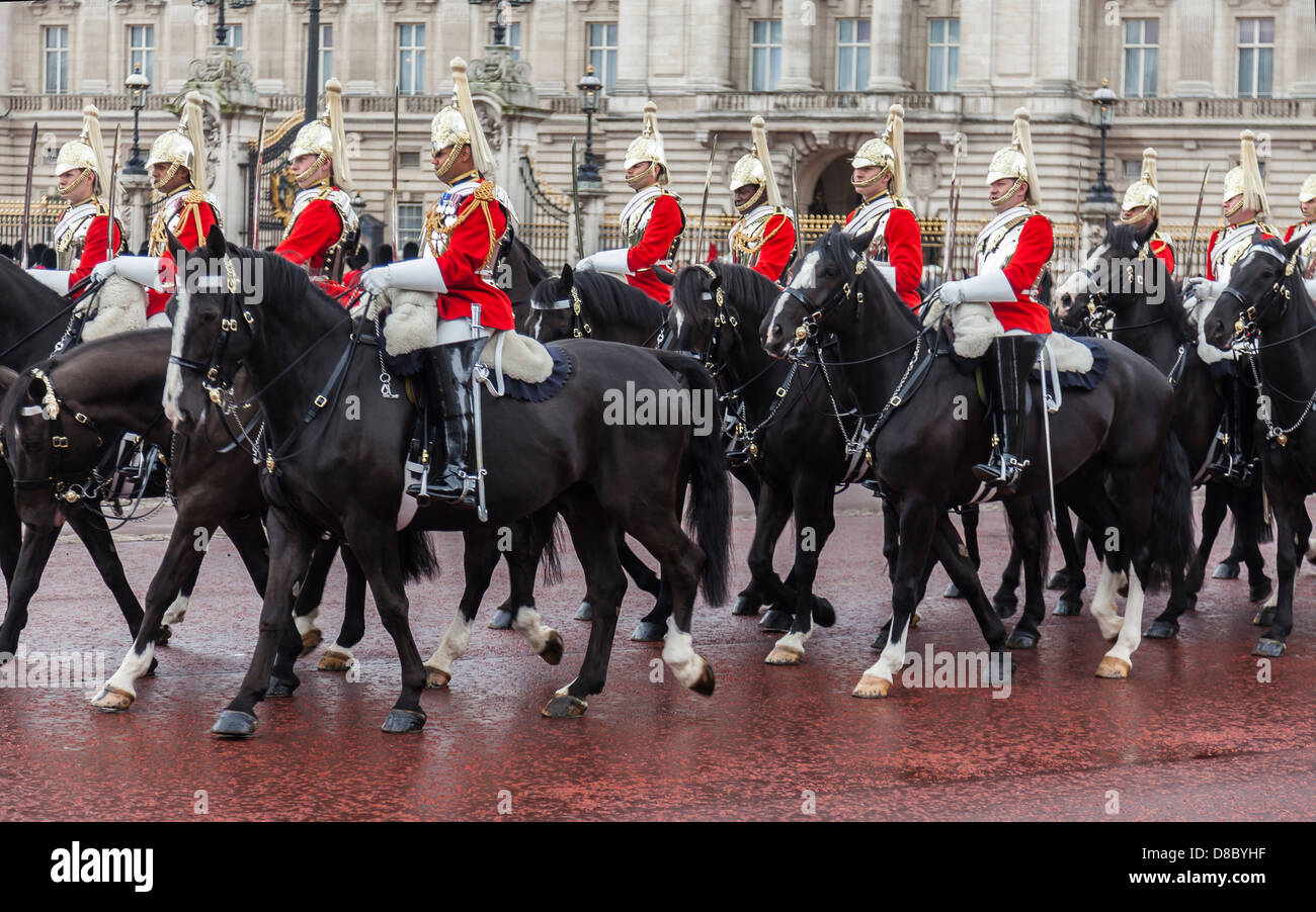 Casa reale montato Cavalleria a Buckingham Palace Foto Stock
