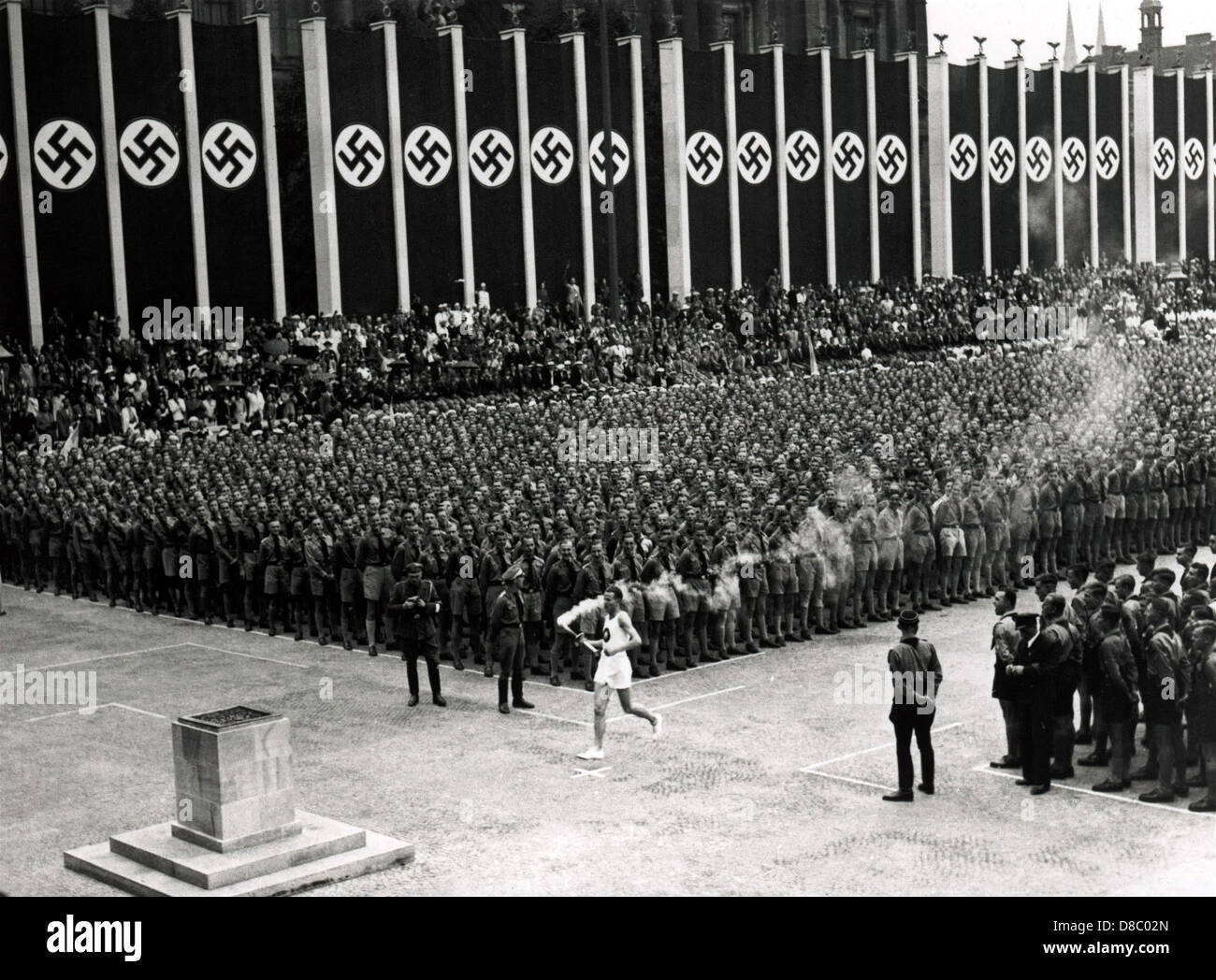 Inaugurazione del Giochi Olimpici di Berlino 1936 Illuminazione della Fiamma Olimpica Foto Stock