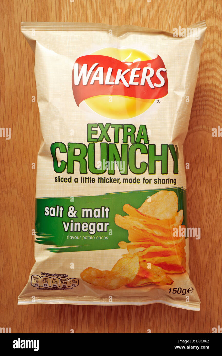 Walkers Crunch Extra sale e aceto patatine Foto Stock