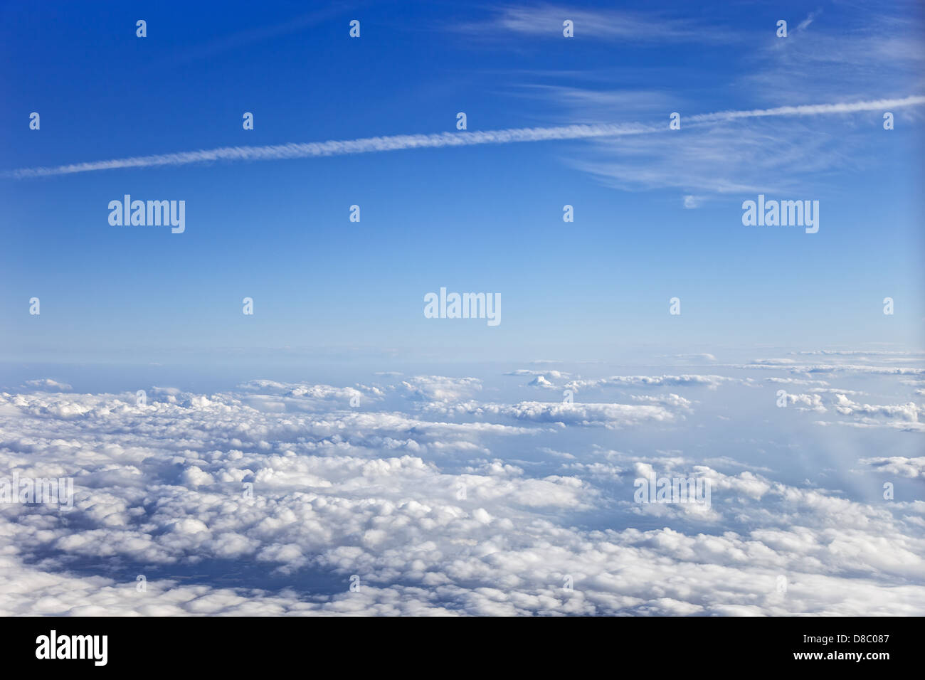 Cielo blu vista dall'aereo aereo e nuvole bianche. Foto Stock