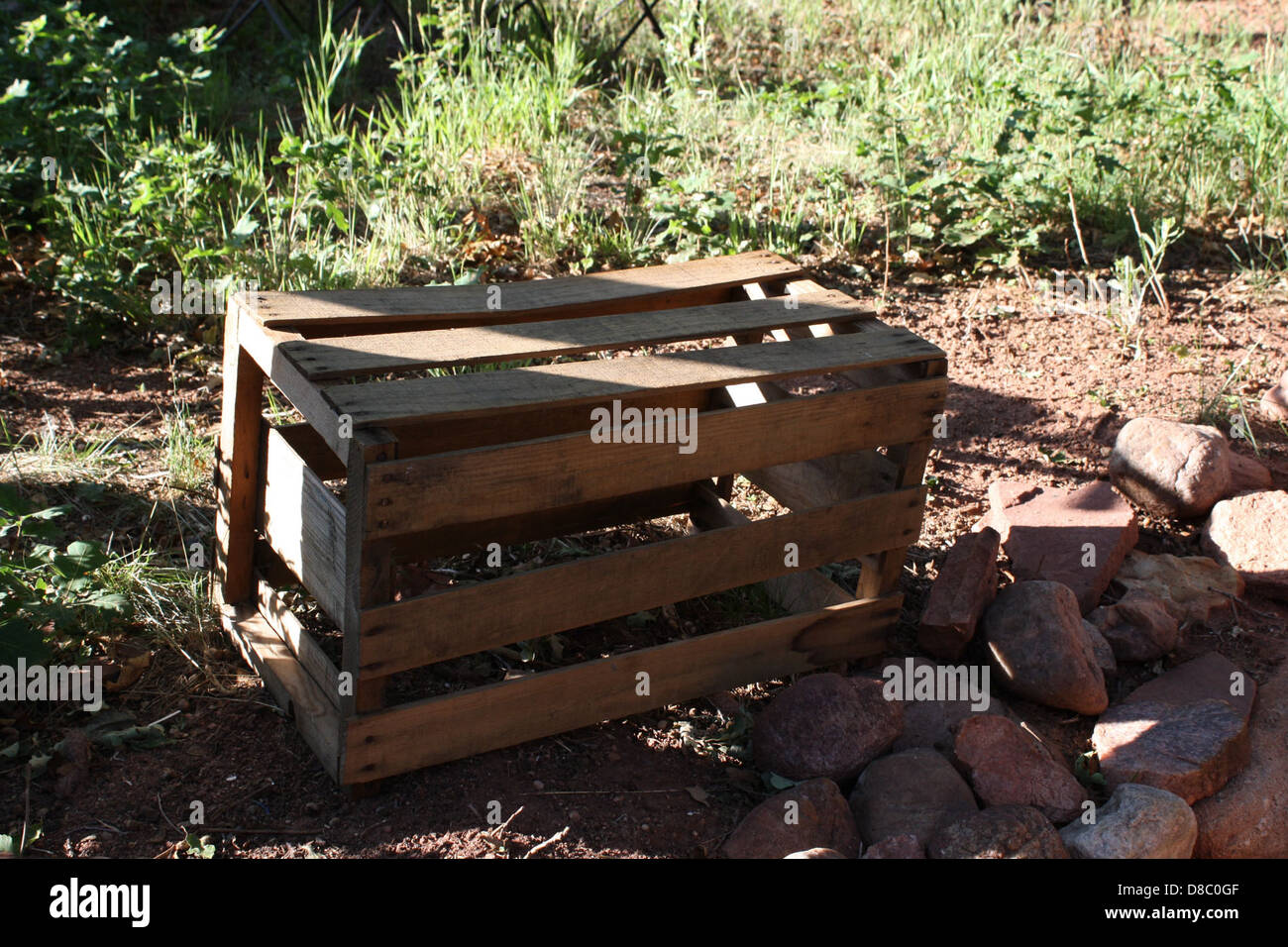 È raffigurata una cassa di mele in legno, generalmente utilizzata per immagazzinare e trasportare le mele. Queste casse sono spesso realizzate in legno robusto per proteggere i frutti durante la raccolta e la spedizione. Sono una caratteristica comune negli ambienti agricoli, in particolare nei frutteti. Foto Stock