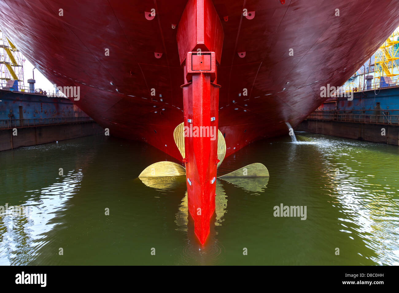 In prossimità di una nave elica in acqua. Foto Stock