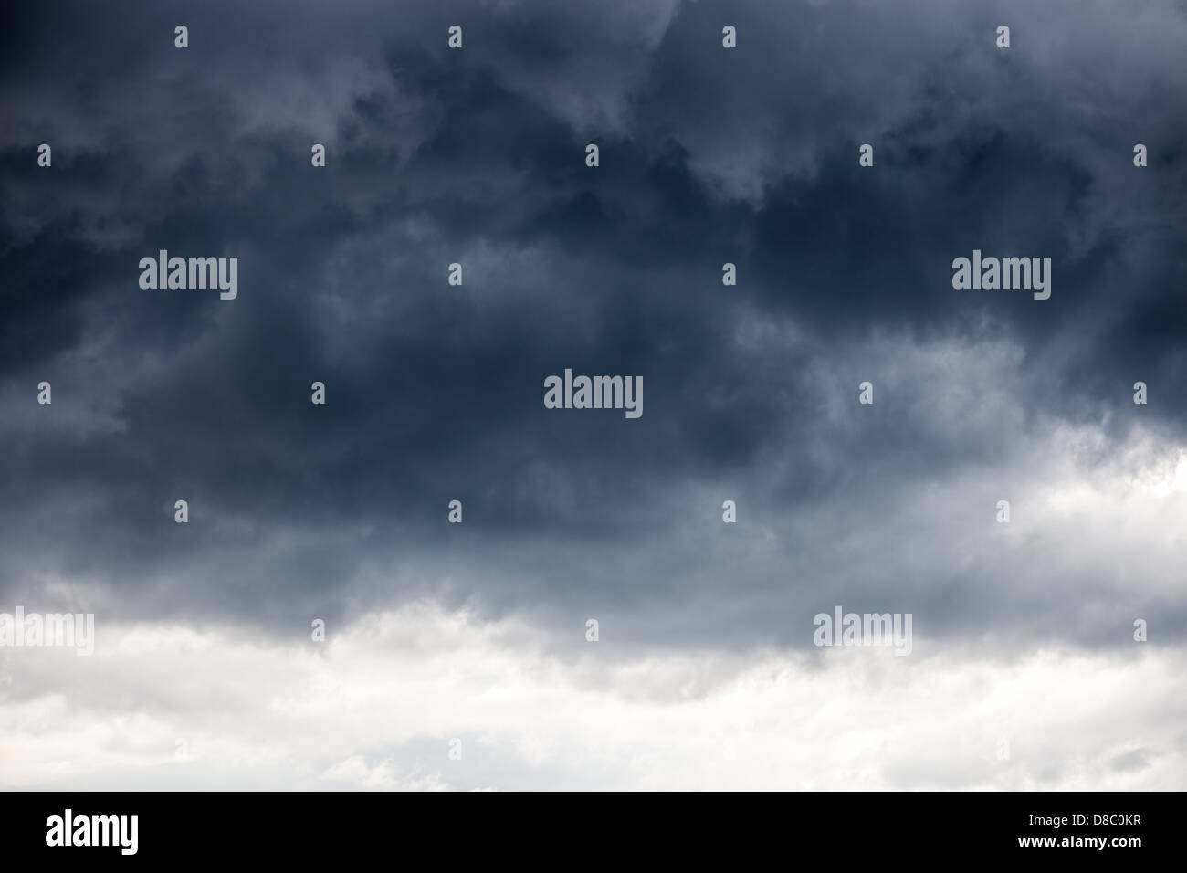 Scuro grigio minaccioso nuvole temporalesche - drammatico sky. Foto Stock