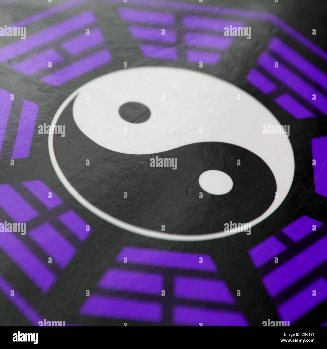 Il simbolo Yin Yang, che rappresenta l'equilibrio e la dualità nella filosofia orientale. Il design presenta un cerchio diviso in due metà, una nera e una bianca, che simboleggia forze complementari in armonia. Foto Stock