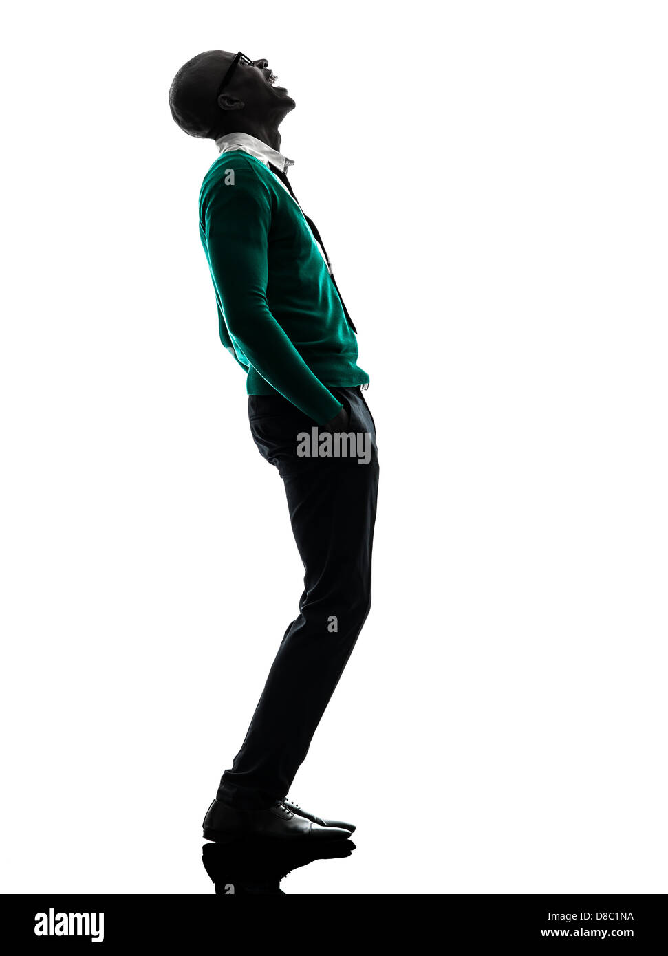 Uno nero africano uomo che sta cercando di ridere in silhouette studio su sfondo bianco Foto Stock