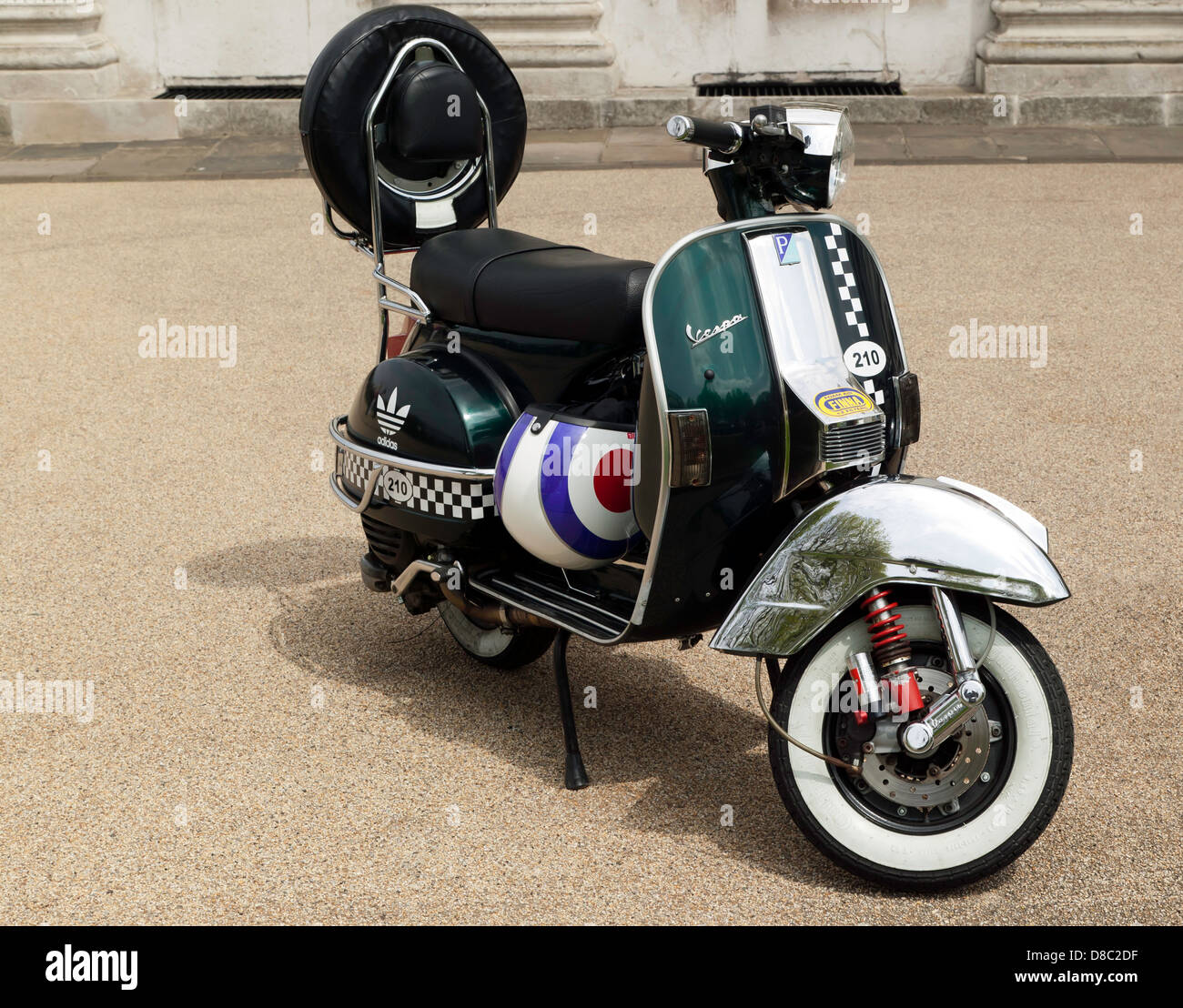 Un vintage scooter Vespa in mostra presso la Old Royal Naval College di Greenwich. Foto Stock