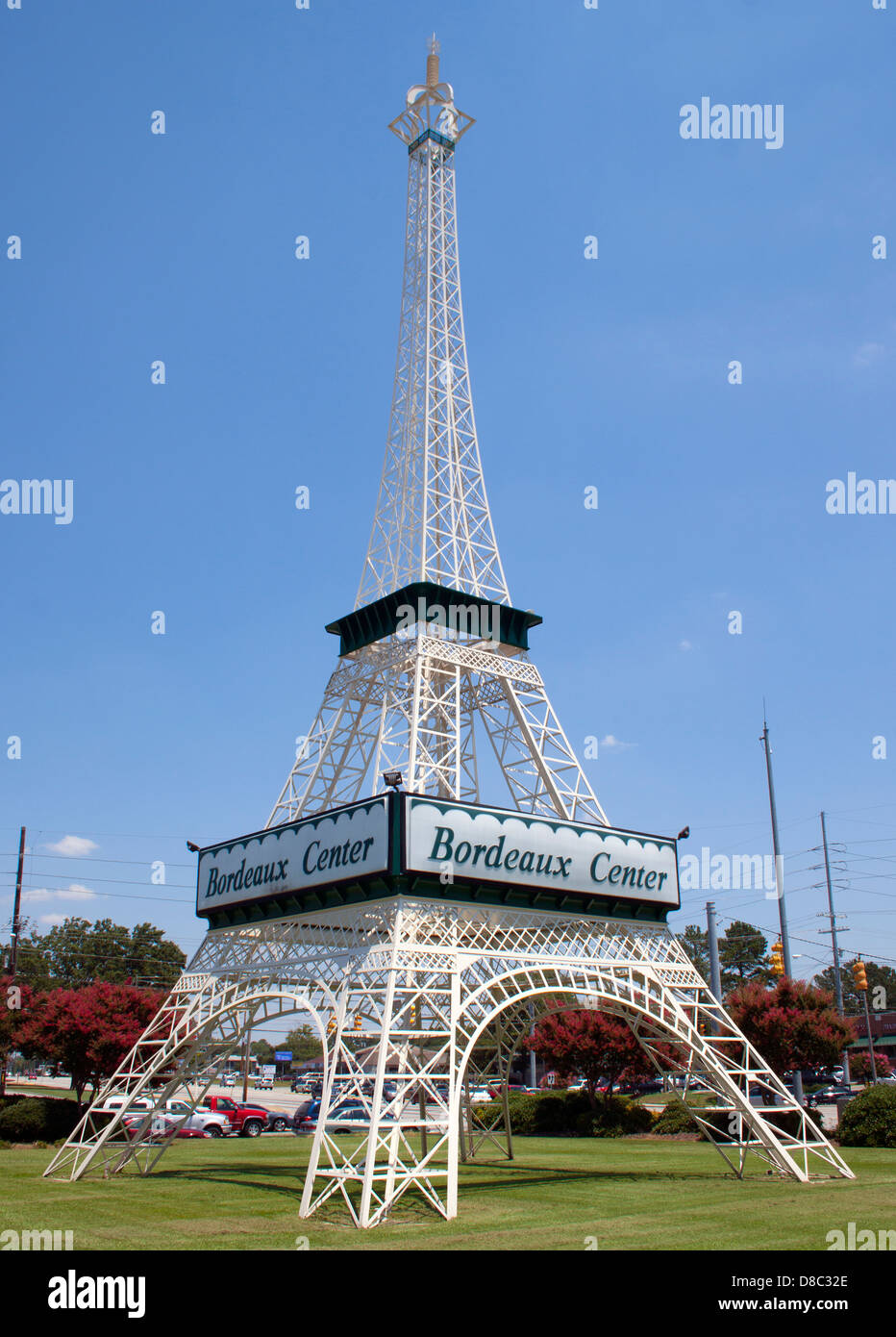 Una replica in piccola scala della Torre Eiffel si trova a Fayetteville, Carolina del Nord, aggiungendo un tocco di stile parigino a questa città del sud. Foto Stock