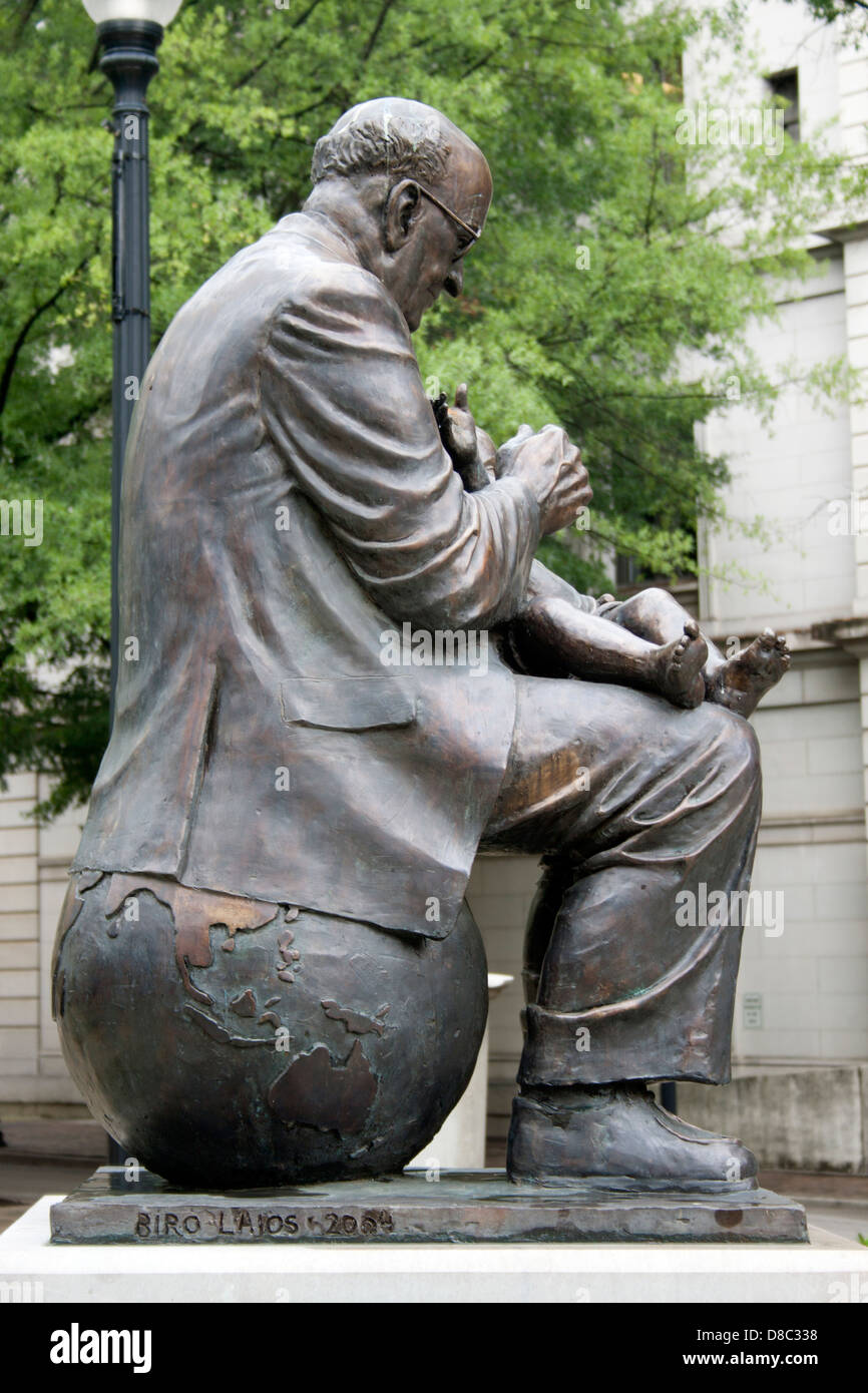 Statua di William T. Sergente a Knoxville, Tennessee, mostrata seduta su un globo mentre vaccina un bambino, onorando il suo lavoro nell'eradicazione globale della poliomielite Foto Stock