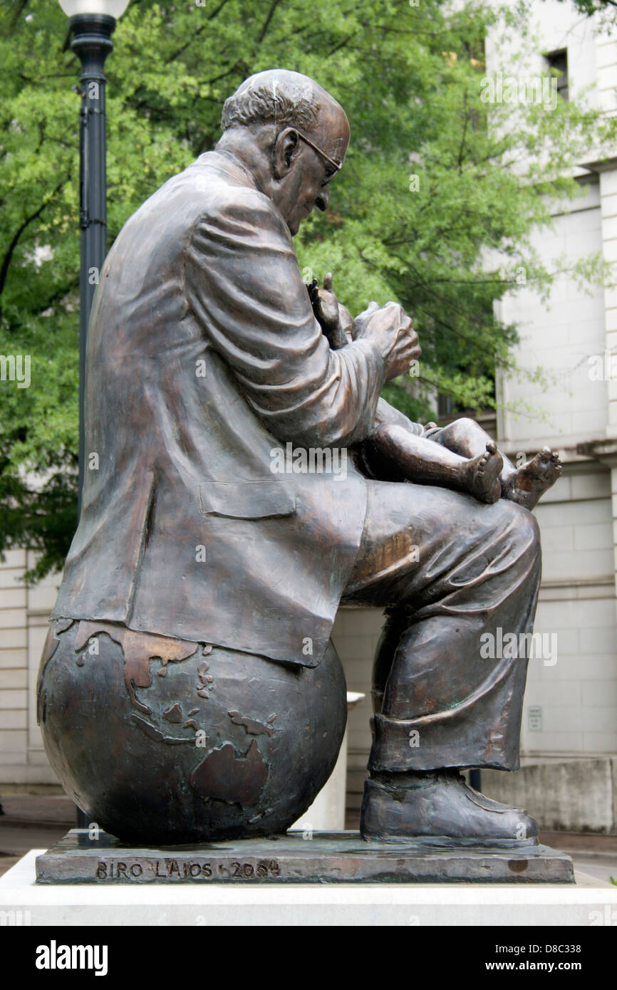 Uomo seduto su un globo statua a Knoxville in Tennessee Foto Stock