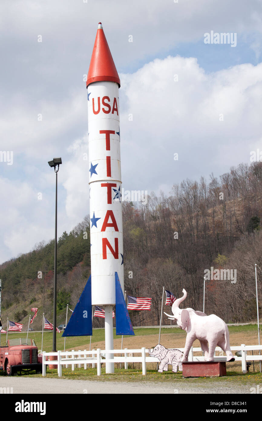 Rucola e elefante in corrispondenza di una stazione di gas in La Follette Tennessee Foto Stock