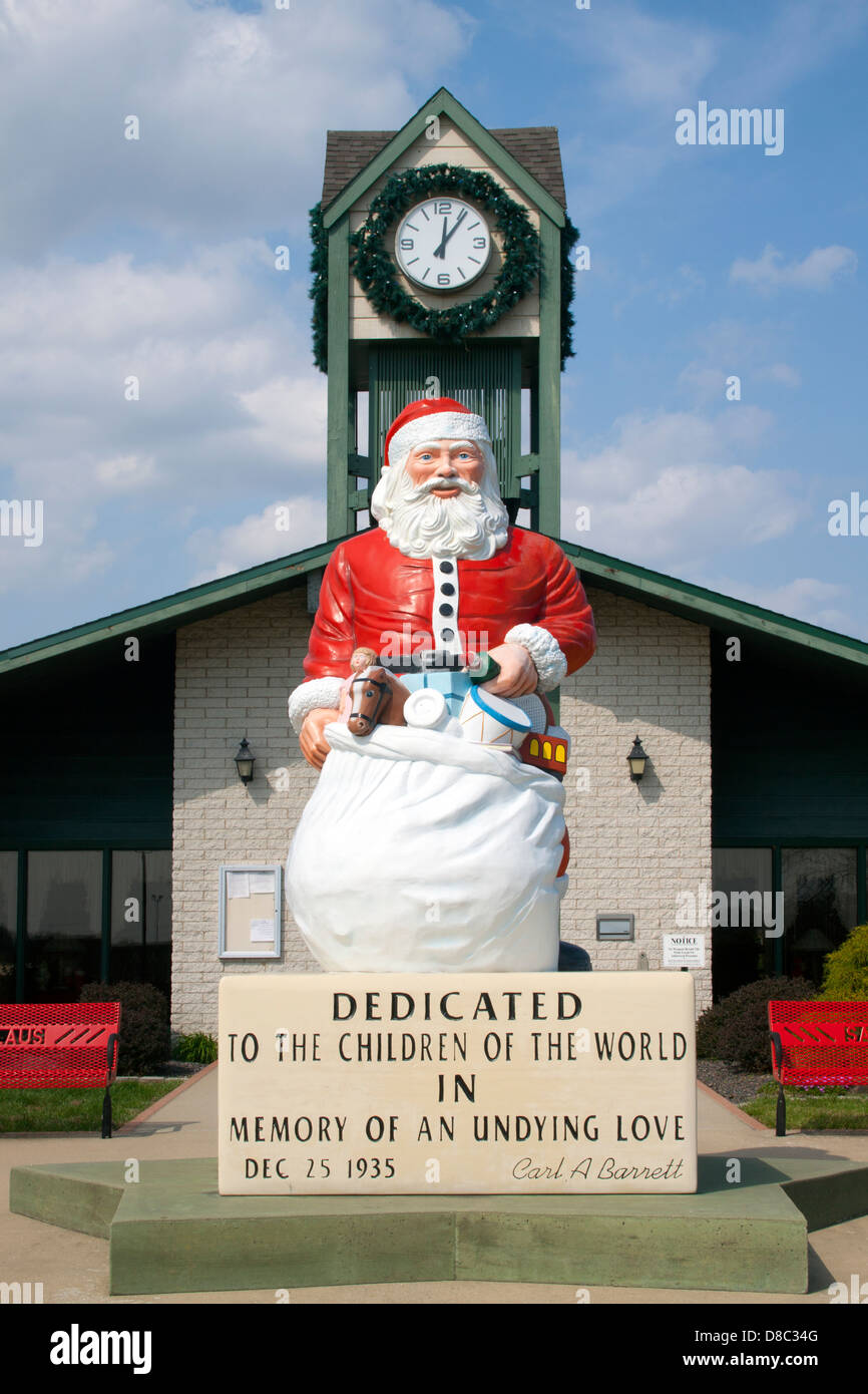 Gigante Santa statua presso il municipio di Santa Claus Indiana Foto Stock