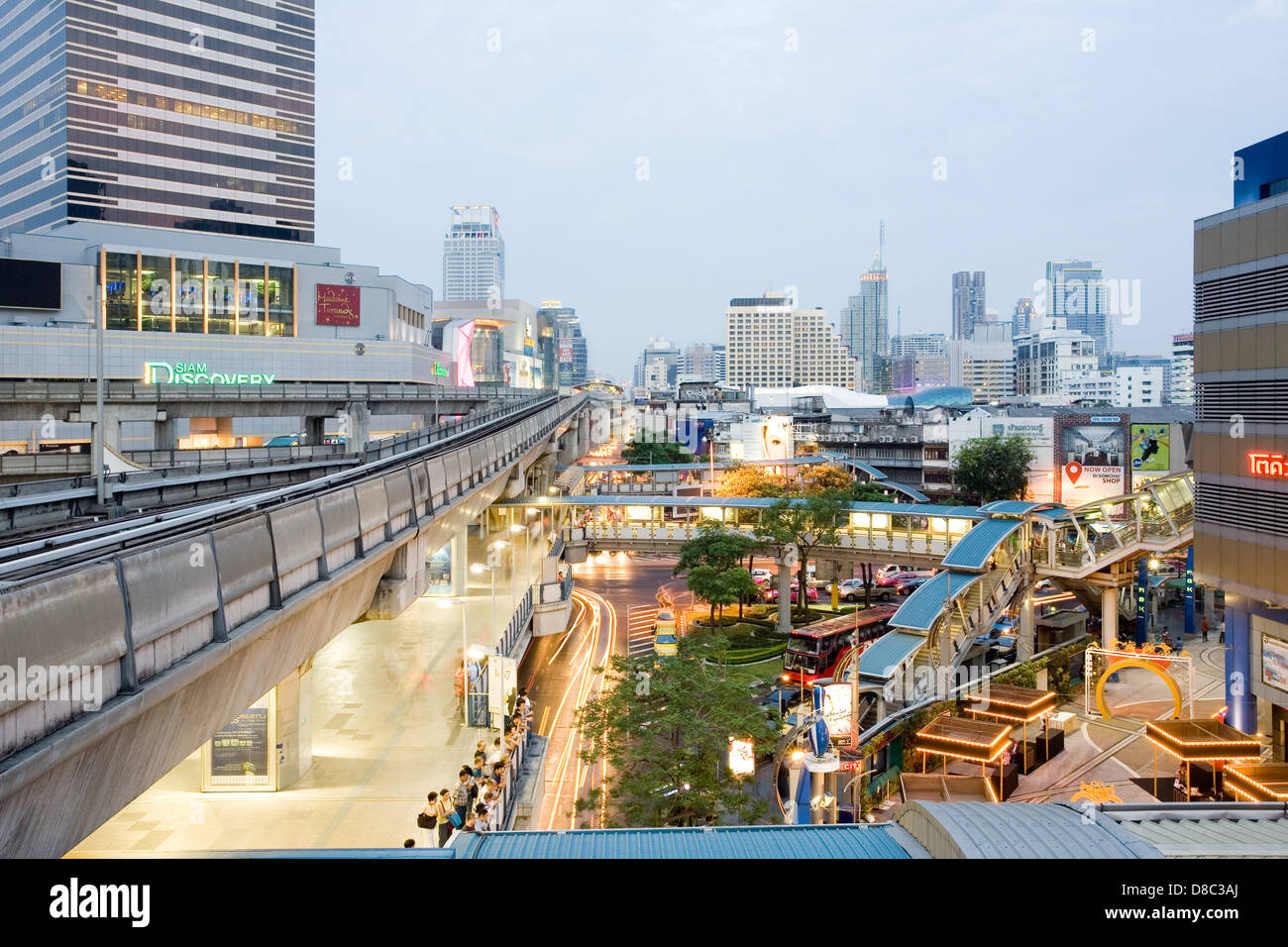 Vista di Bangkok con lo Skytrain, Thailandia Foto Stock