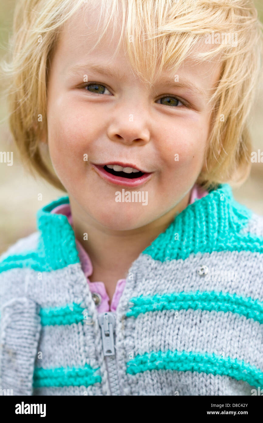 Sorriso toddler bionda, ritratto Foto Stock