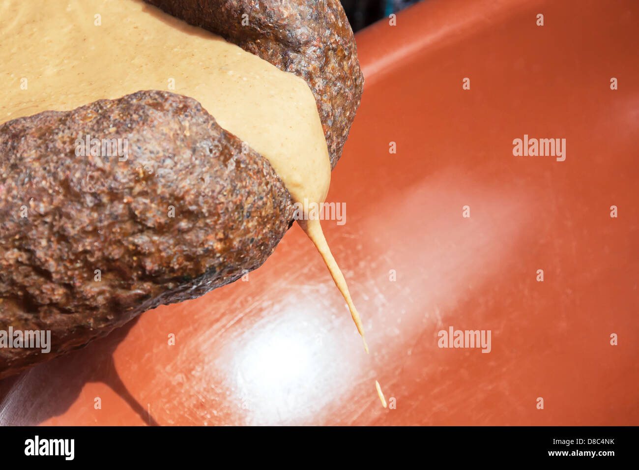 Incolla da dadi di Argan per rendere l'olio. Foto Stock