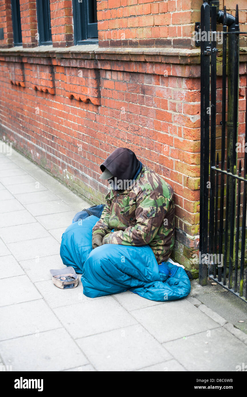 Senzatetto uomo seduto a mendicare per denaro per le strade di Salisbury Foto Stock
