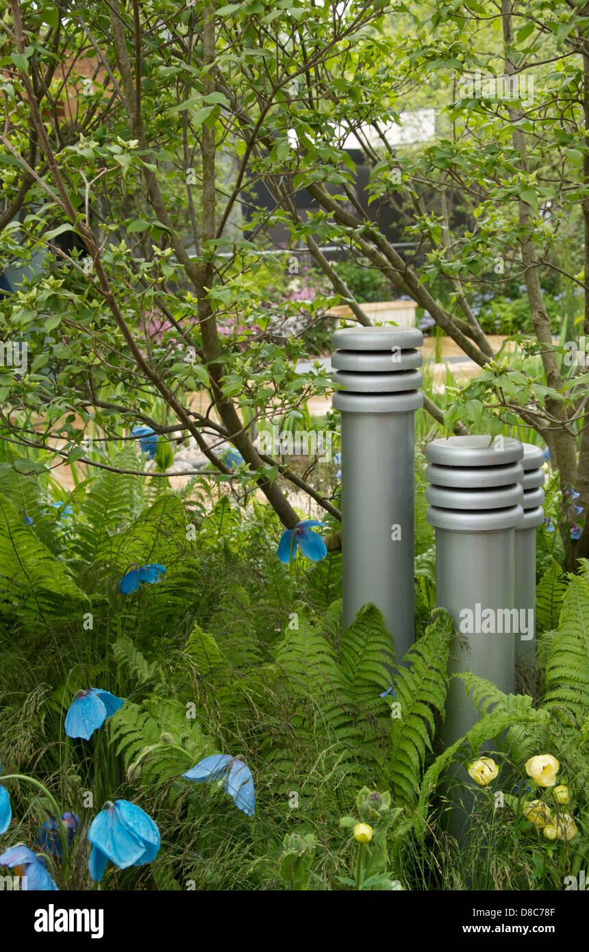 Papaveri blu e torri di insetti in RBC blu acqua giardino sul tetto al RHS Chelsea Flower Show 2013, London, Regno Unito Foto Stock