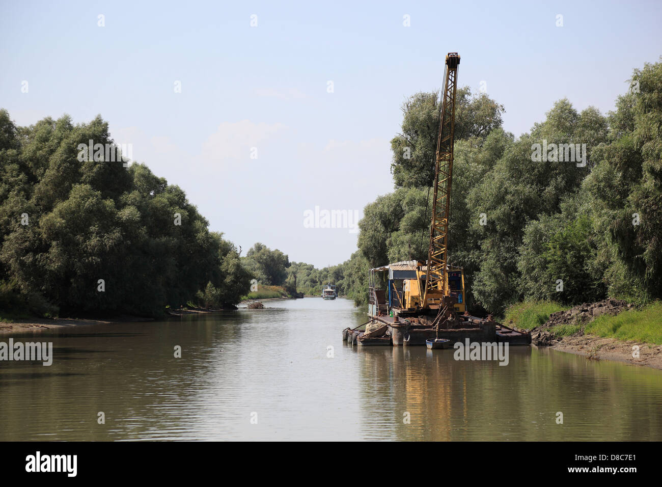 Dragaggio di sabbia al fine di mantenere il canale di navigazione per imbarcazioni, il Delta del Danubio Riserva della Biosfera, vicino a Tulcea, Romania Foto Stock