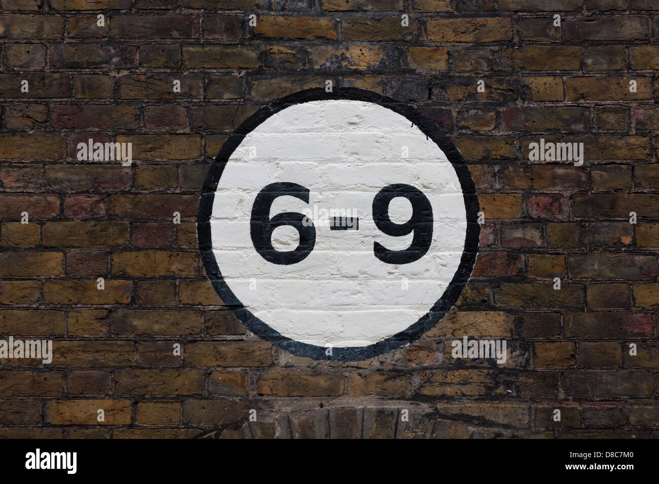 Vecchia strada segno su un muro di mattoni a Wapping, a est di Londra. Foto Stock