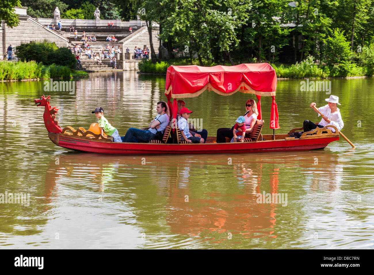 Il turista a godere di una gita in gondola sul lago del Parco di Łazienki Łazienkowski, il più grande in Varsavia. Foto Stock