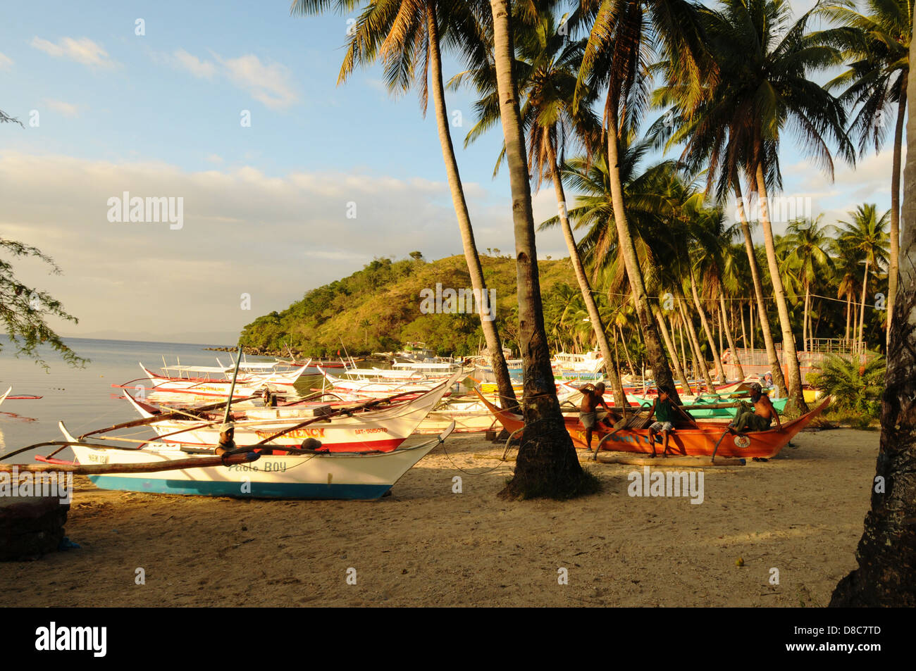 Barche di pescatori sulla spiaggia vicino al porto di Puerto Galera. Mindoro Island, Filippine Foto Stock