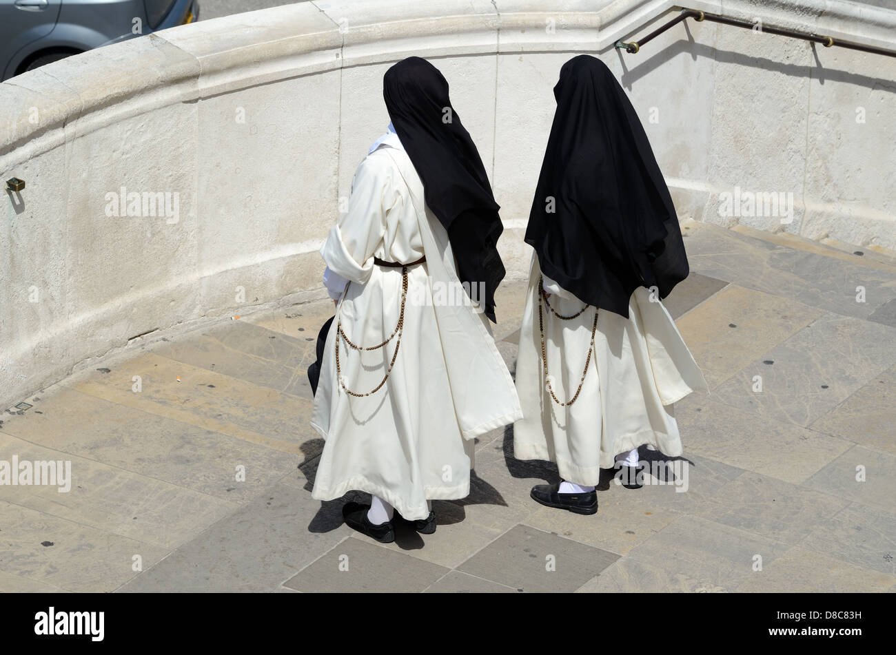 Coppia di suore cattoliche nella Basilica di NotreDamedelaGarde o