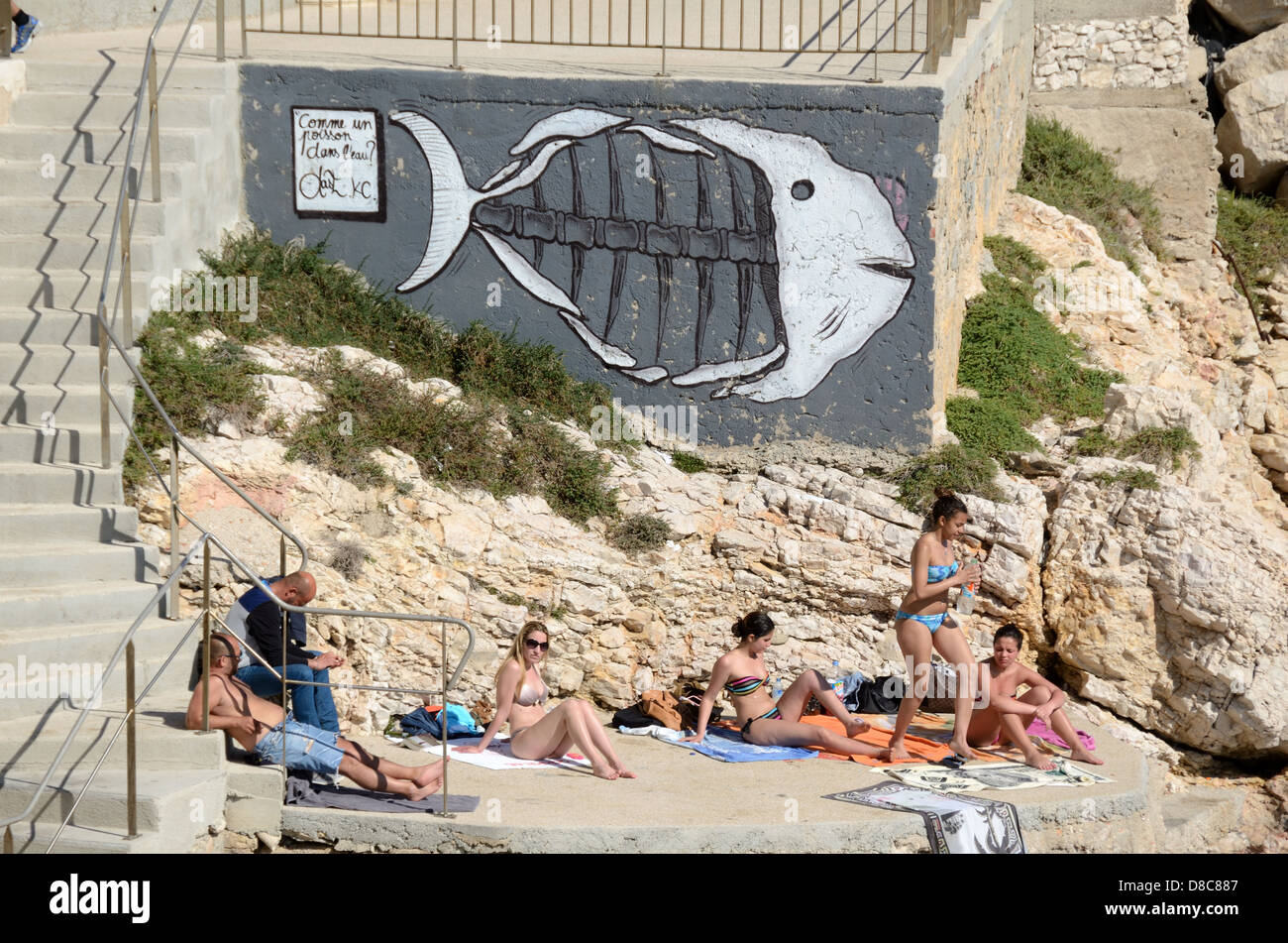 Bagnanti sul lungomare & spiaggia a Endoume o Malmousque Marseille Provence Francia Foto Stock