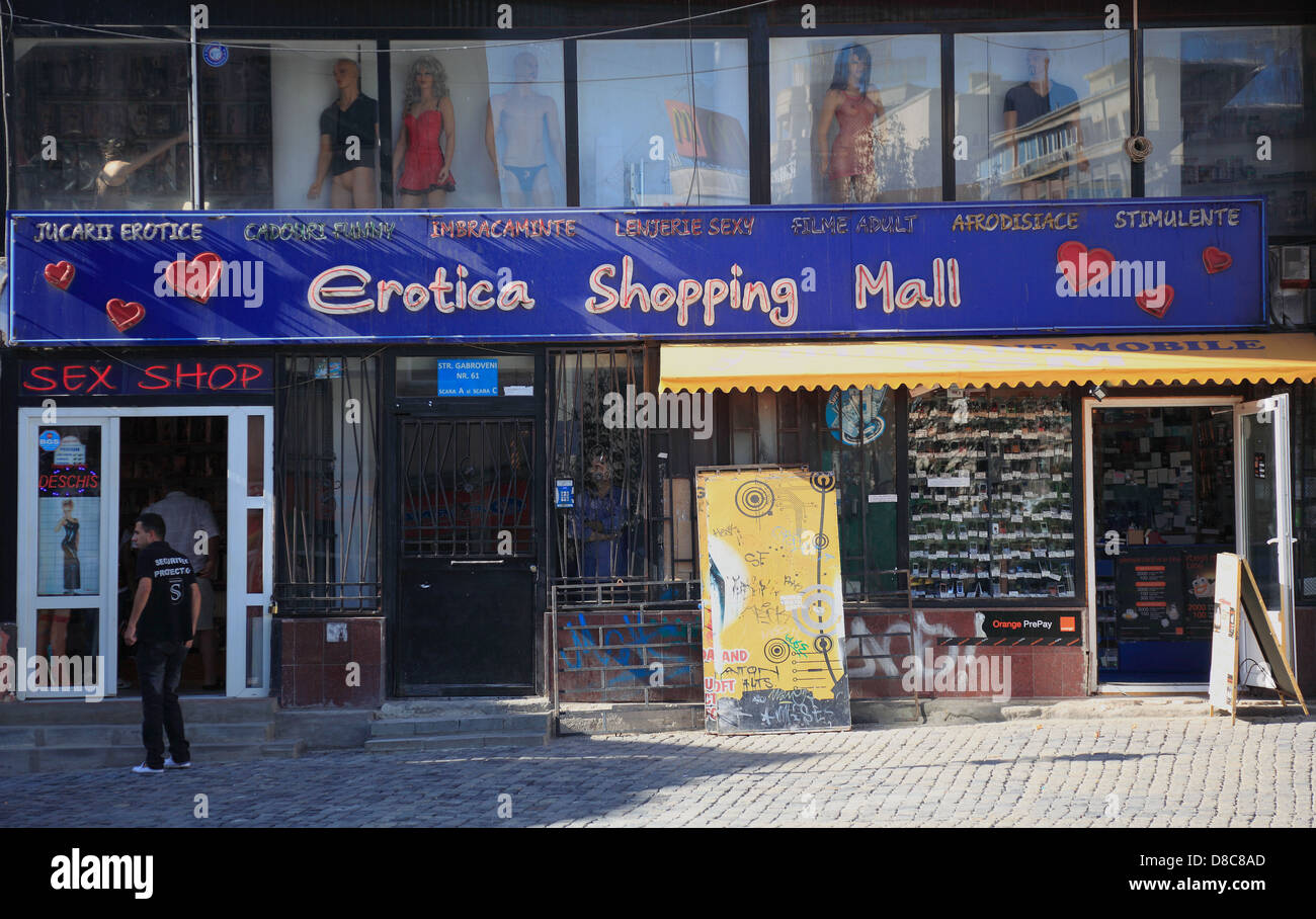 Sex Shop nella città vecchia di Bucarest, Romania Foto stock - Alamy