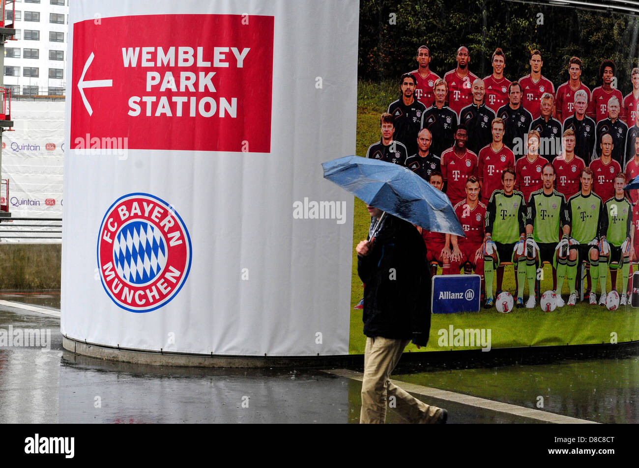 Londra, Regno Unito. Il 24 maggio 2013. Il personale allo stadio di Wembley effettuare i preparativi finali per la finale di Champions League tra Borussia Dortmund e Bayern Munchen. Credito: Yanice Idir / Alamy live news. Foto Stock