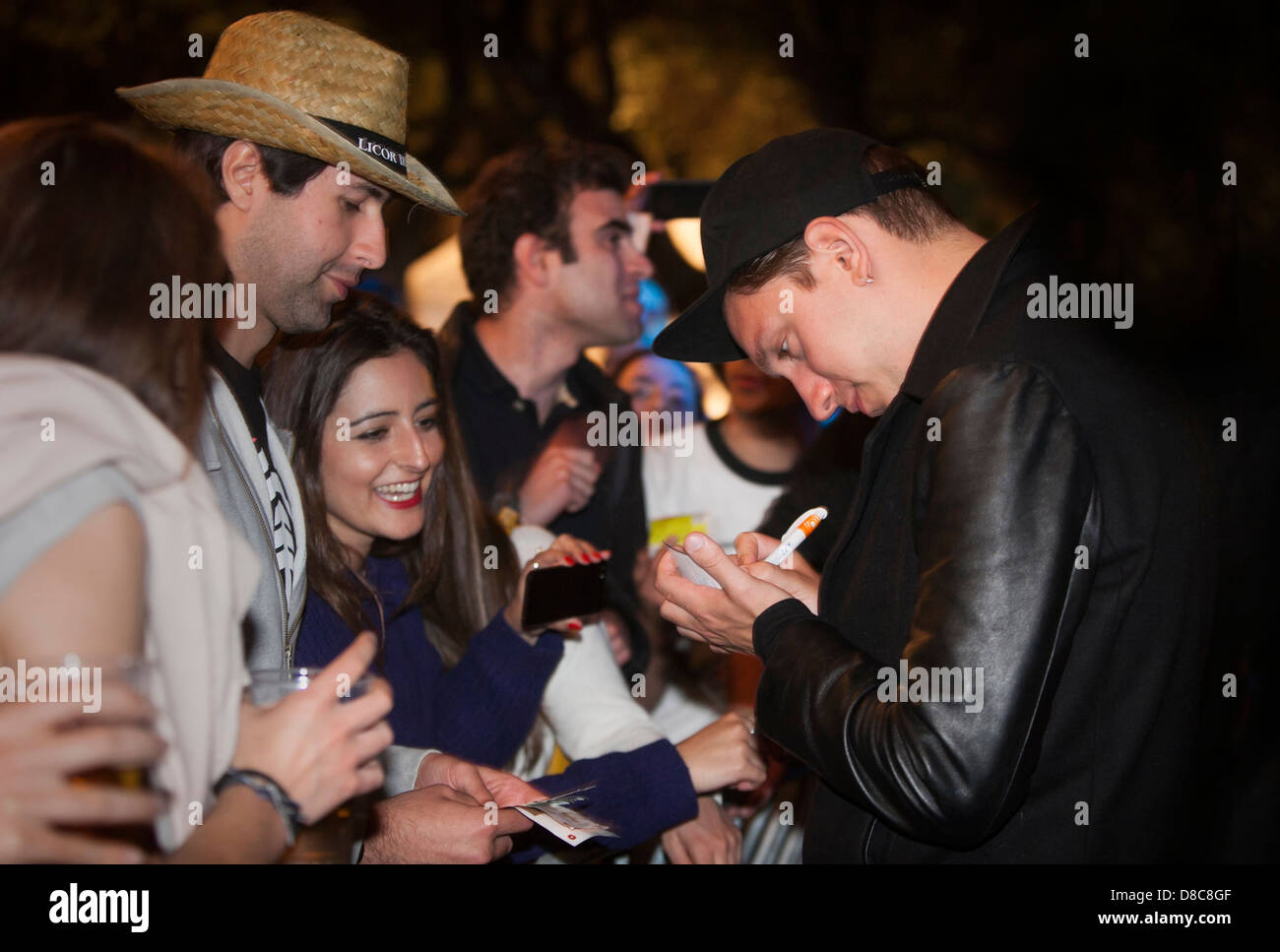 Oliver Sim firma autografi alla notte e giorno festival, a Lisbona, Portogallo. Foto Stock